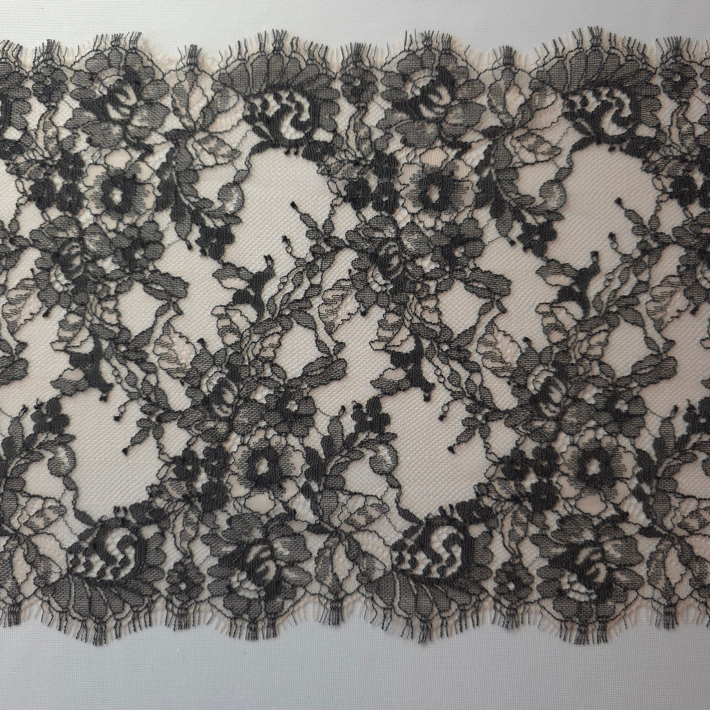 2025-122 Beige met zwart wimperkant