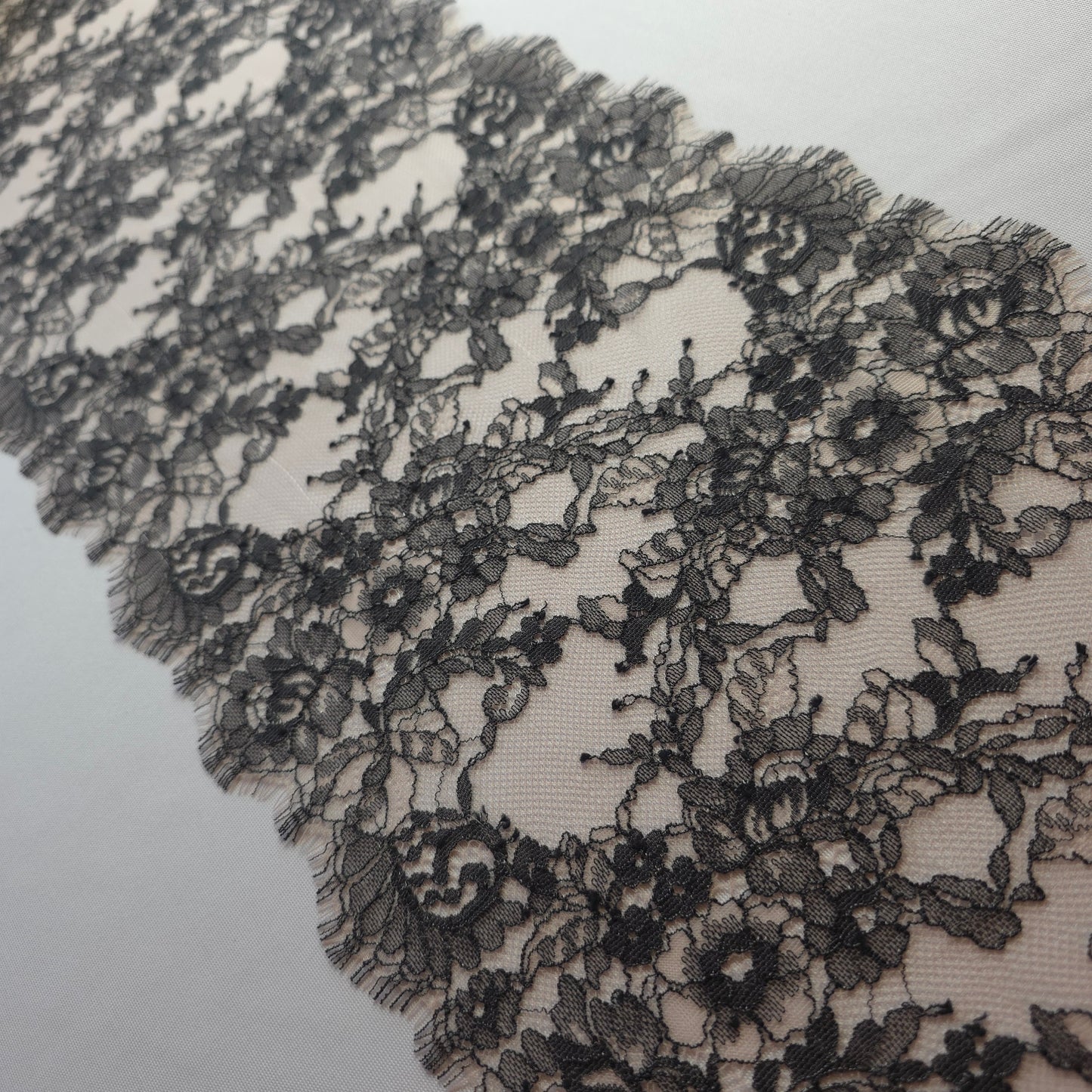 2025-122 Beige met zwart wimperkant