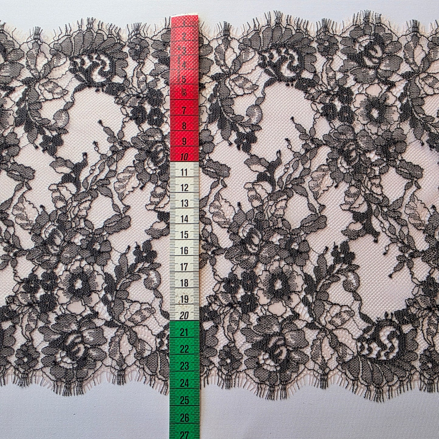 2025-122 Beige met zwart wimperkant