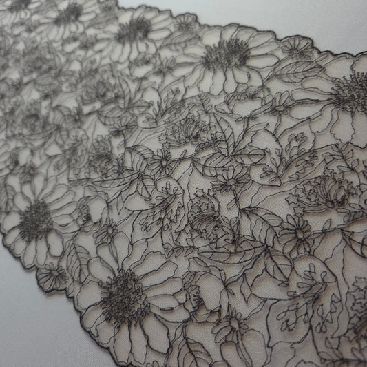 2025-121 delicaat beige tule kant met antraciet kleurig lineart bloemen borduursel