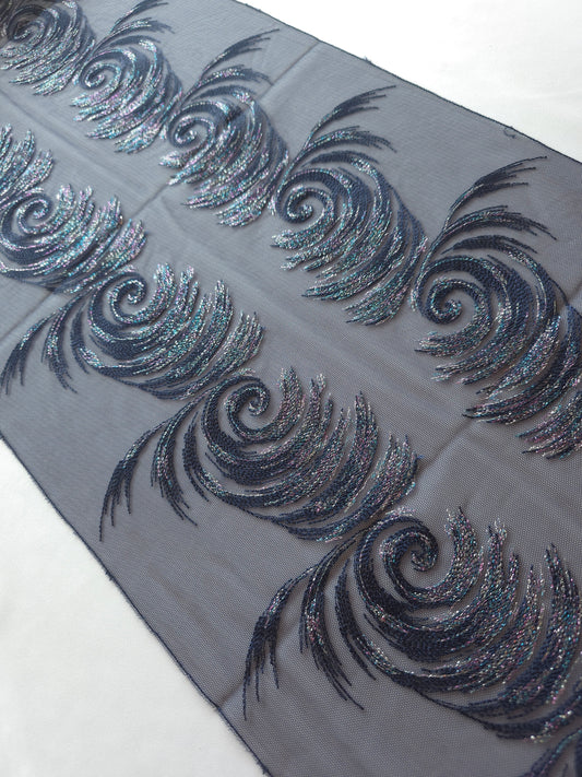 2025-123 donker blauw tule kant met abstracte golven voorzien van veelkleurig lurexdraad