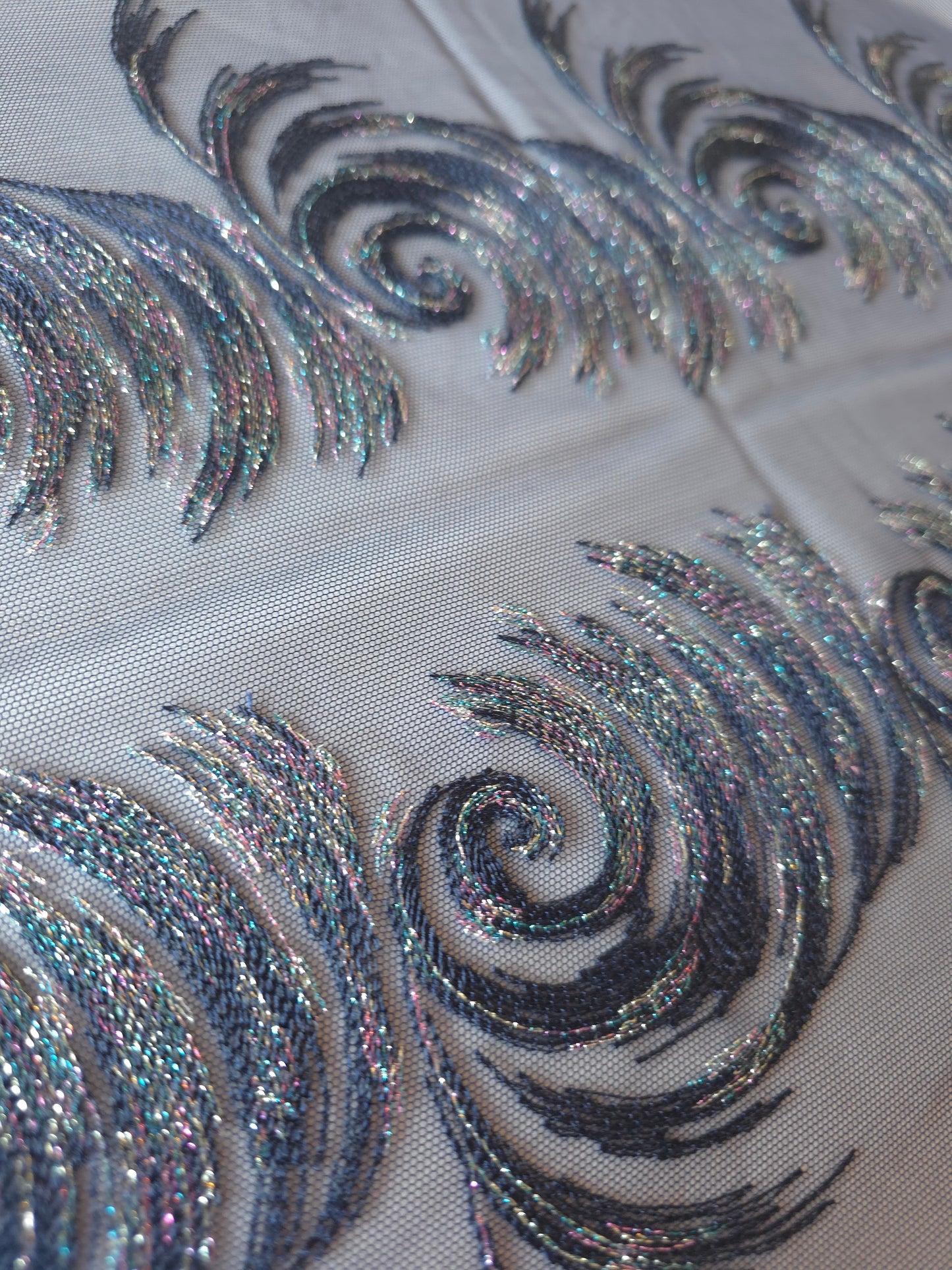 2025-123 donker blauw tule kant met abstracte golven voorzien van veelkleurig lurexdraad