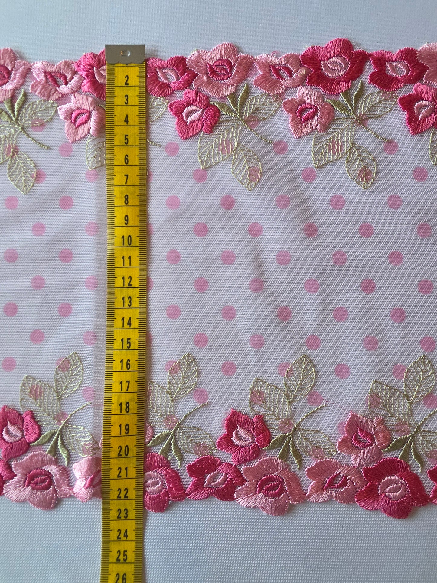 2025-124 licht roze tule kant met polka dot en geborduurde rand met roosjes