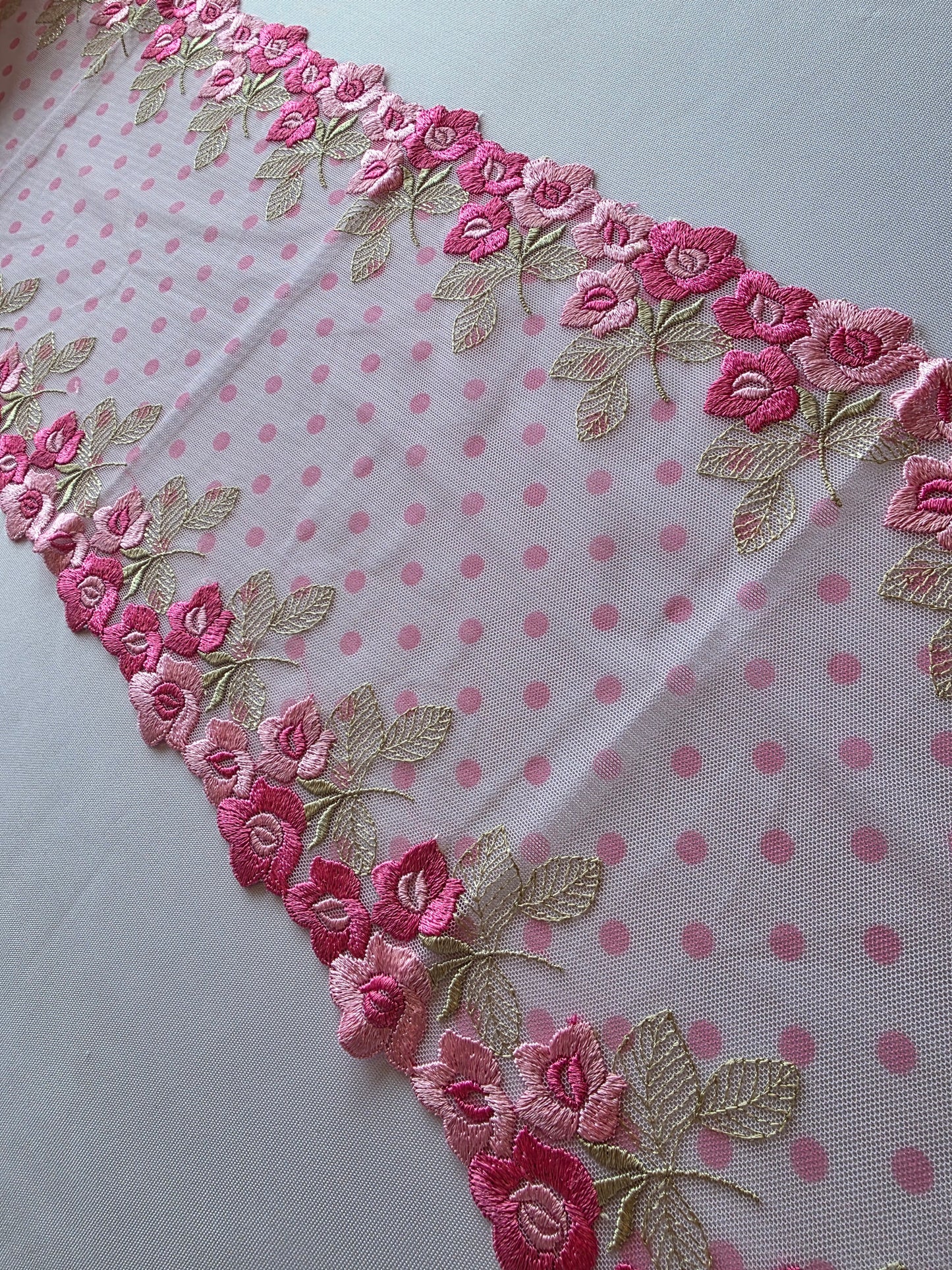 2025-124 licht roze tule kant met polka dot en geborduurde rand met roosjes