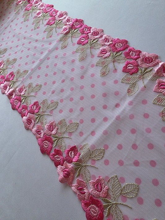 2025-124 licht roze tule kant met polka dot en geborduurde rand met roosjes