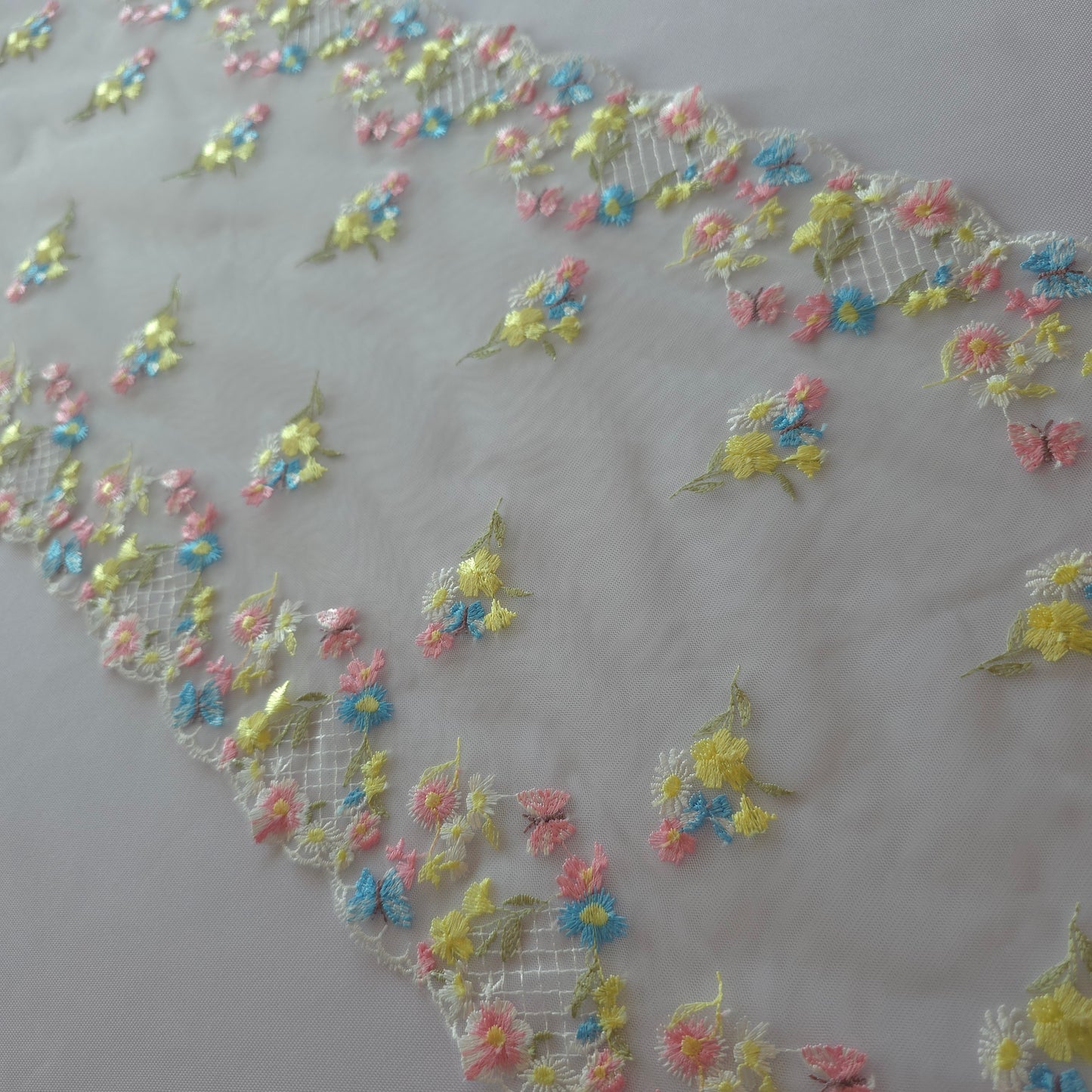 2025-125  deadstock For Love And Lemons wit tule kant met bloemetjes en vlindertjes