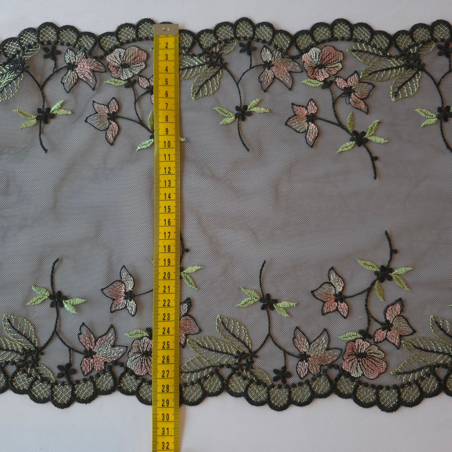 2025-126 zwart kleurig tule kant met bloemetjes is sage en roze