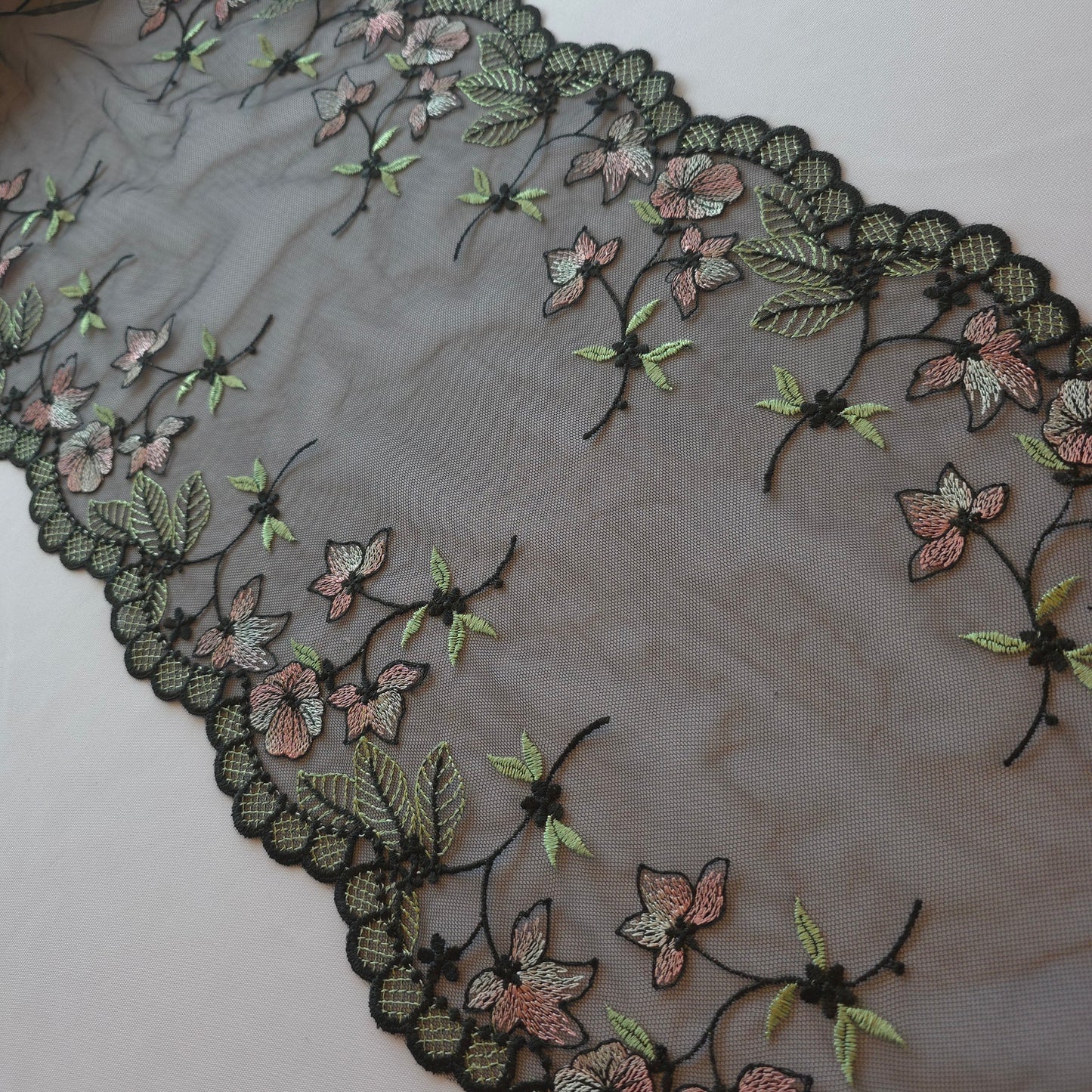 2025-126 zwart kleurig tule kant met bloemetjes is sage en roze