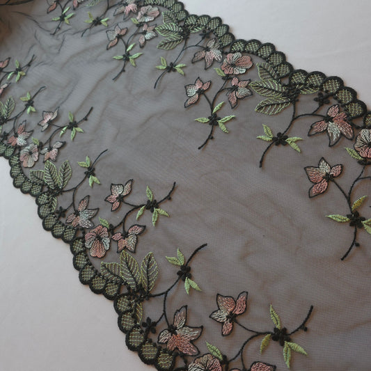 2025-126 zwart kleurig tule kant met bloemetjes is sage en roze