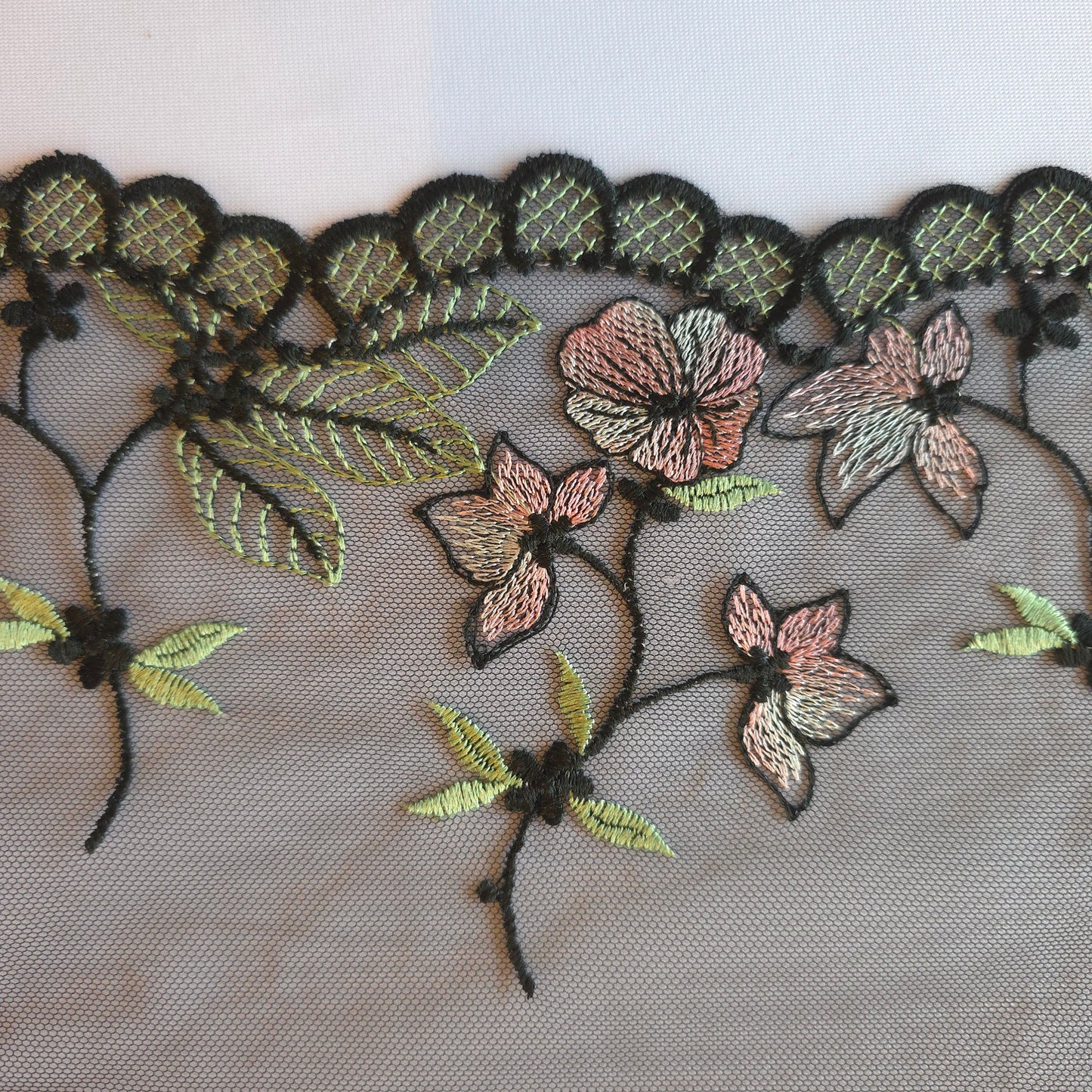 2025-126 zwart kleurig tule kant met bloemetjes is sage en roze