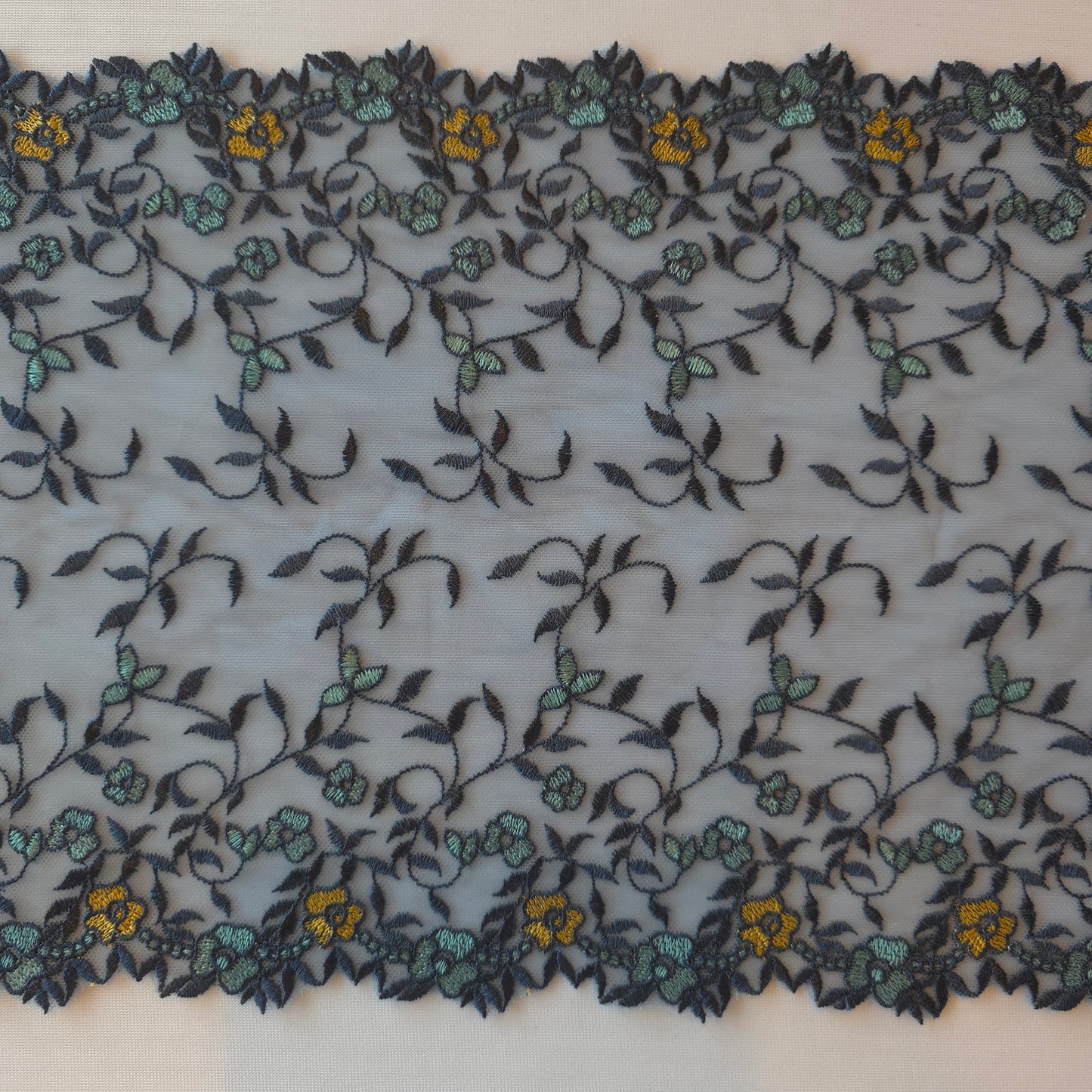 2025-127 jeansblauw tule kant met gele en lichtblauwe kleine bloemetjes