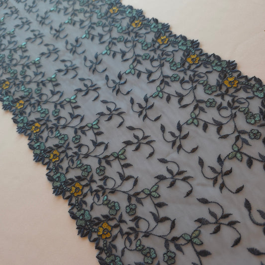 2025-127 jeansblauw tule kant met gele en lichtblauwe kleine bloemetjes