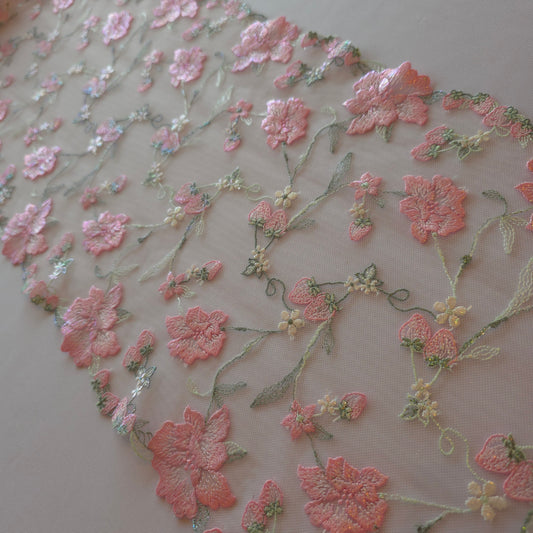 2025-128 wit tule kant met geborduurde rozen en aardbeitjes voorzien van iriserende folieprint