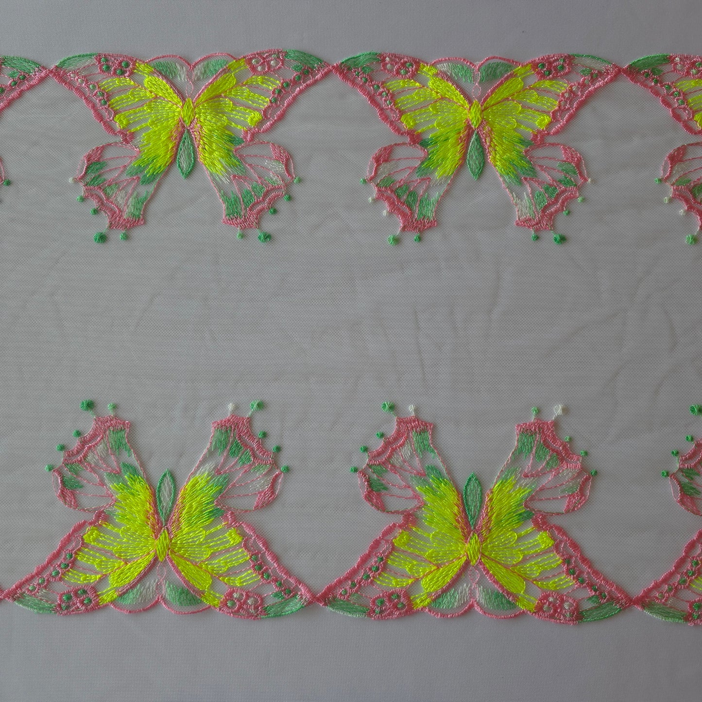 2025-130 wit tule kant met geborduurde vlinders in neon geel, roze en lichtgroen