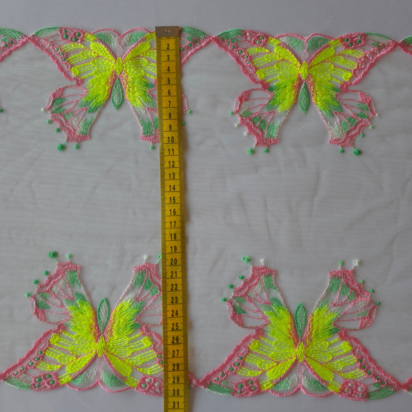 2025-130 wit tule kant met geborduurde vlinders in neon geel, roze en lichtgroen