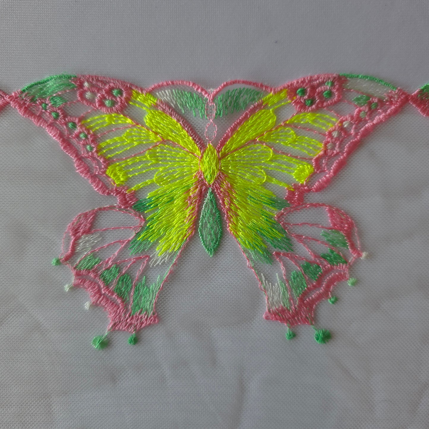 2025-130 wit tule kant met geborduurde vlinders in neon geel, roze en lichtgroen