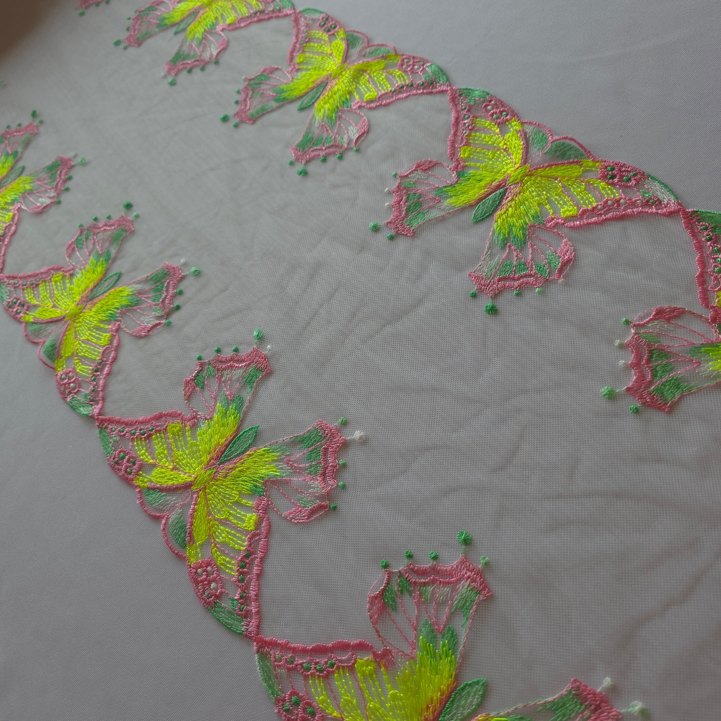 2025-130 wit tule kant met geborduurde vlinders in neon geel, roze en lichtgroen