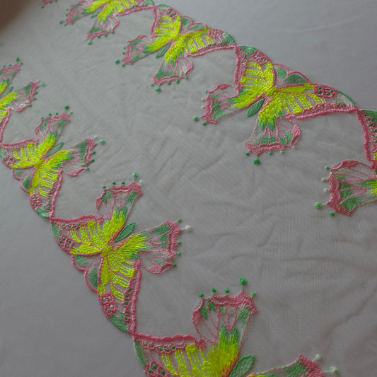 2025-130 wit tule kant met geborduurde vlinders in neon geel, roze en lichtgroen