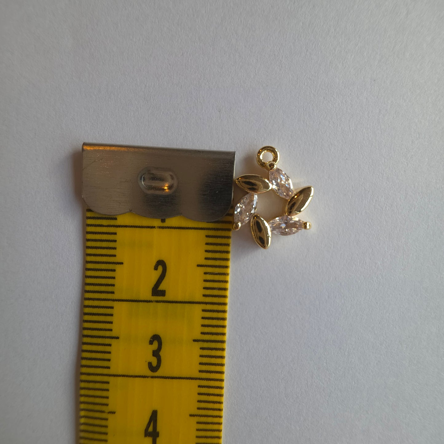 goudkleurig kransje met zirkoontjes