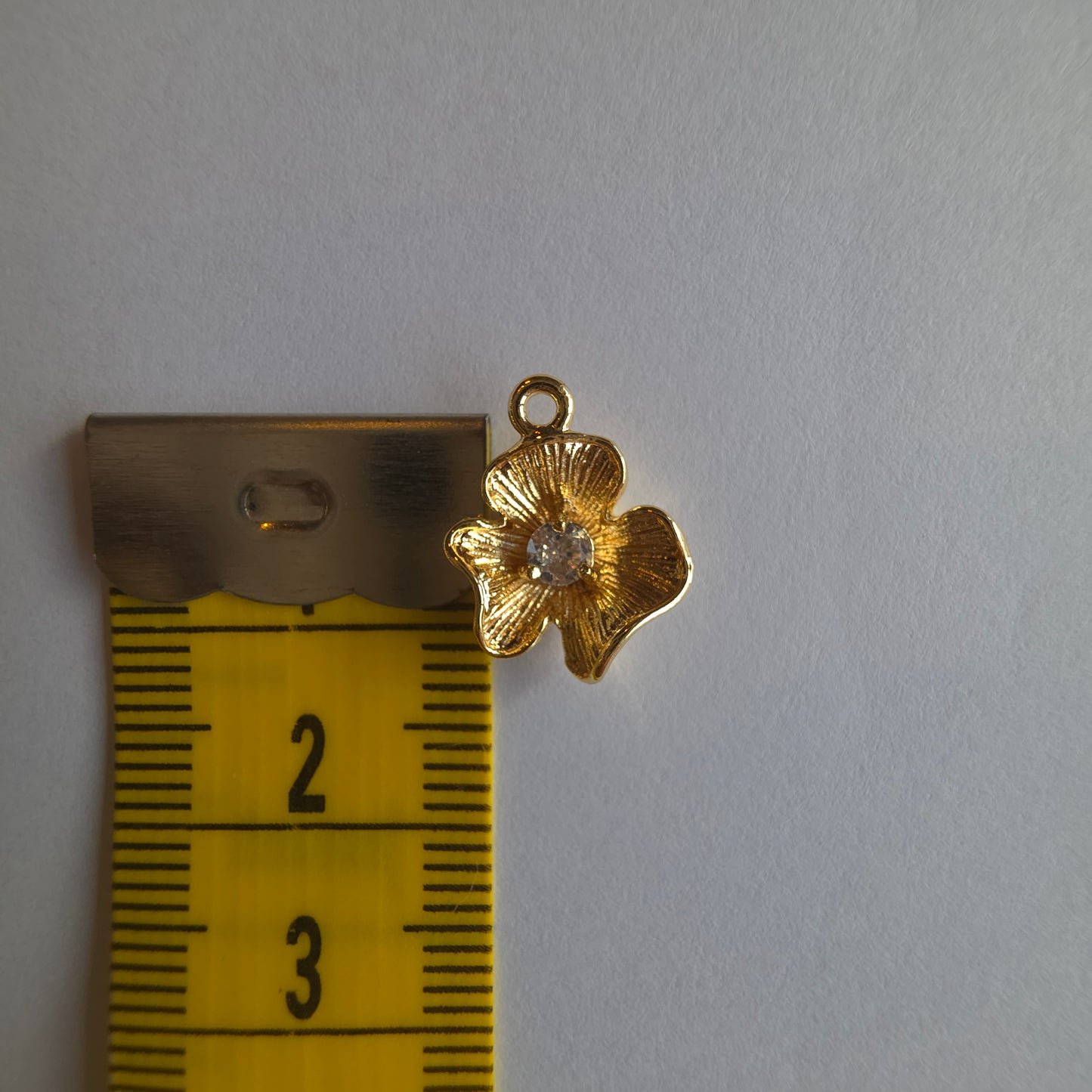 goudkleurig bloemetje met zirkoontje