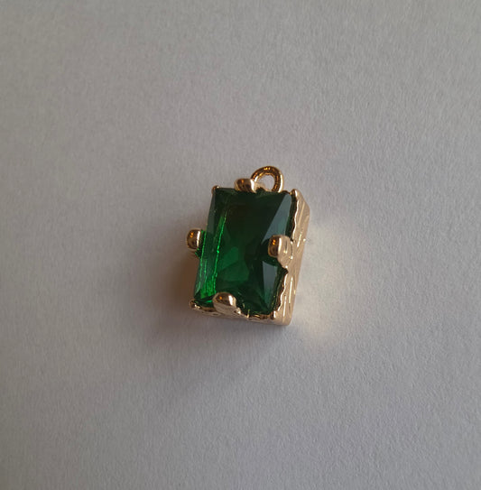 goudkleurig bedeltje ingezet met rechthoekig groen zirkoon