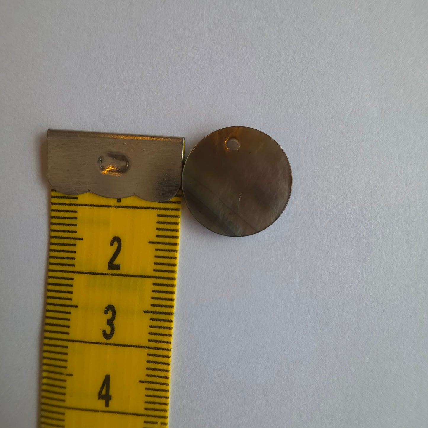 Bebedeltje van echt parelmoer met grijze ondertoon