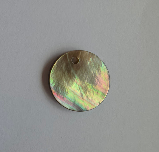 Bebedeltje van echt parelmoer met grijze ondertoon