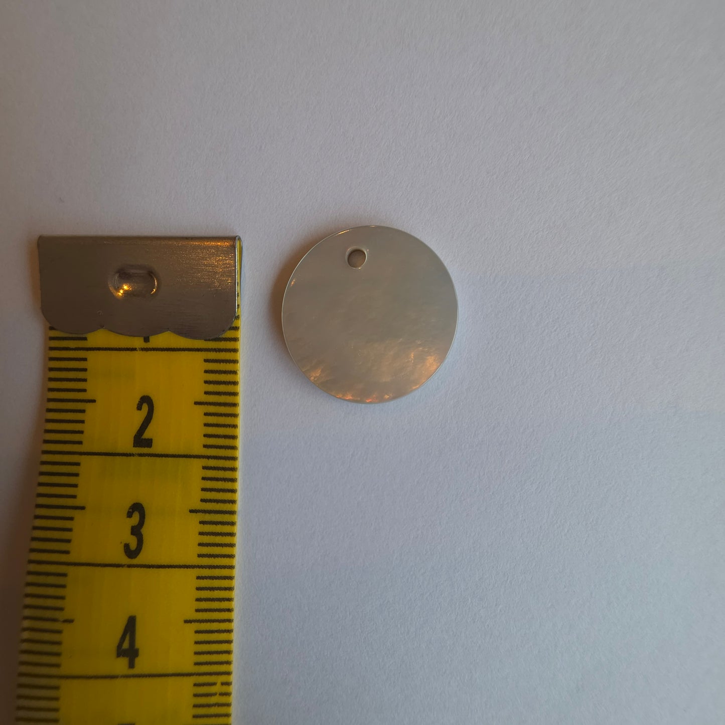 Bebedeltje van echt parelmoer met witte ondertoon