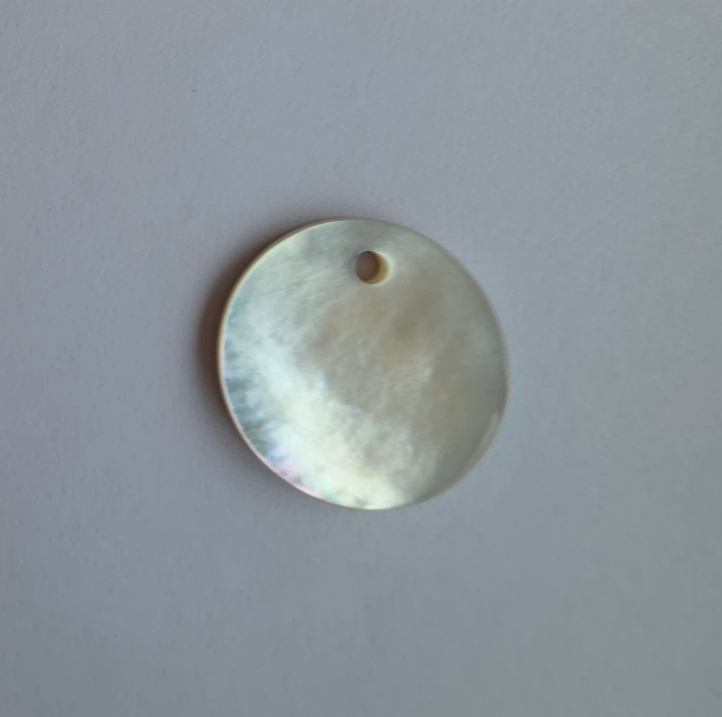 Bebedeltje van echt parelmoer met witte ondertoon