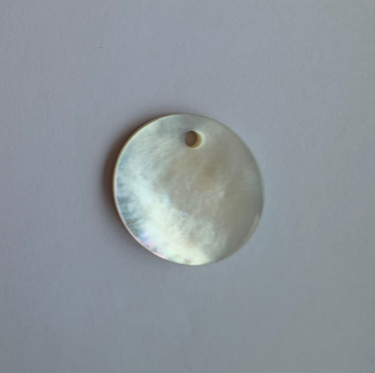 Bebedeltje van echt parelmoer met witte ondertoon