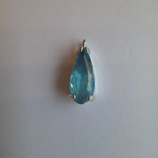 zilverkleurig bedeltje met druppelvormige zirkoon in lichtblauw