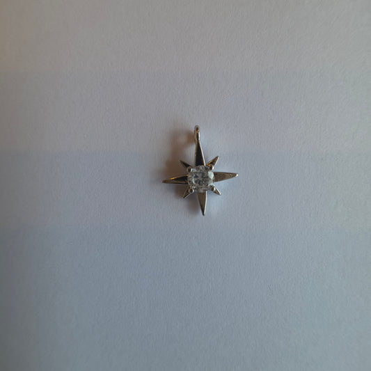 zilverkleurig bedeltje van sterretje met zirkoontje