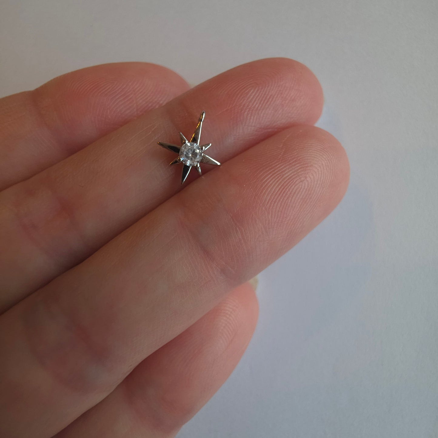 zilverkleurig bedeltje van sterretje met zirkoontje