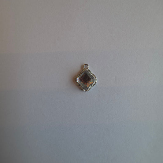 zilverkleurig bedeltje met iriserend steentje