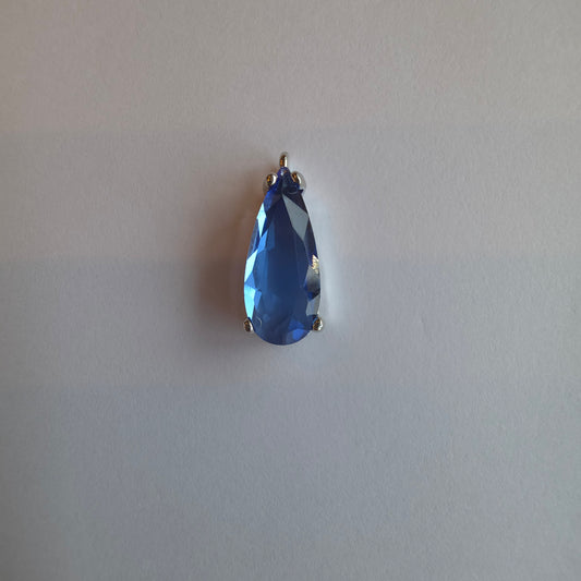 zilverkleurig bedeltje met druppelvormige zirkoon in korenbloem blauw