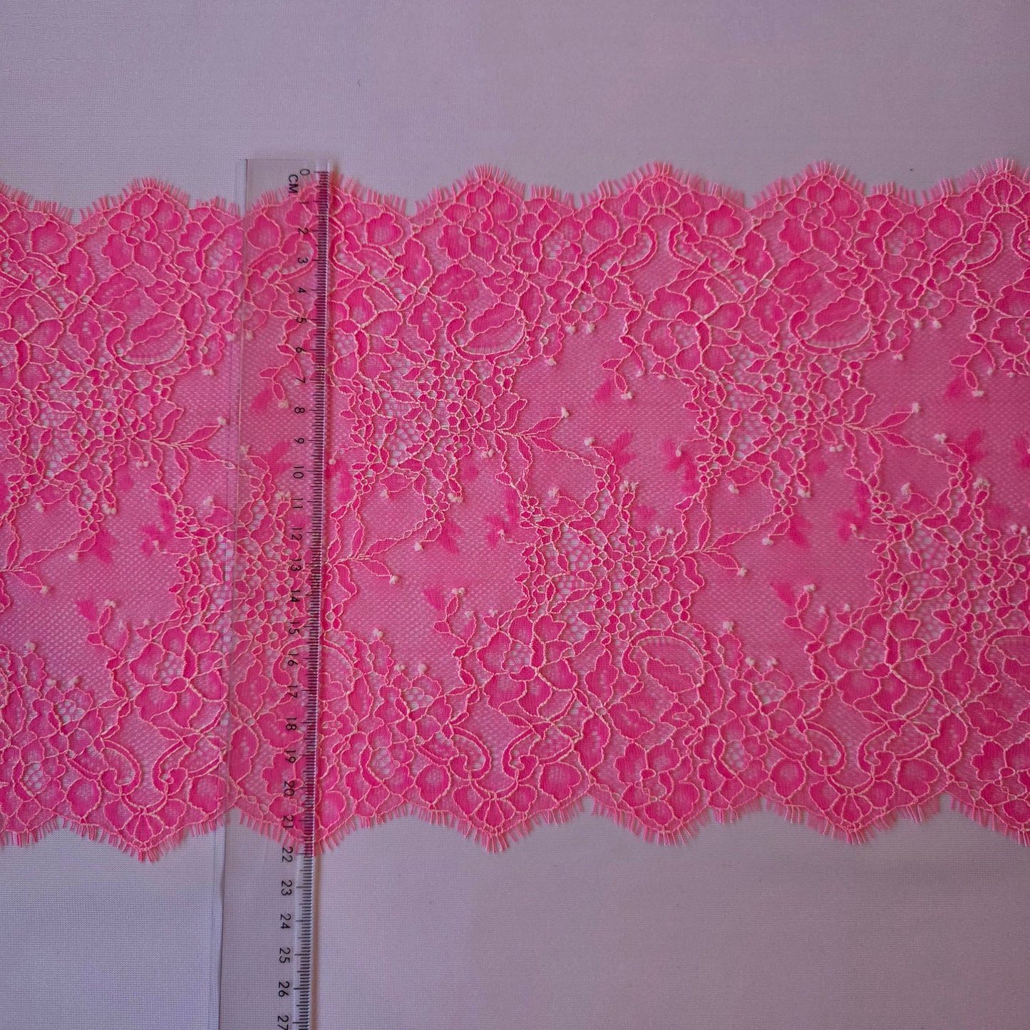 2026-1 fluor Barbie-roze stretchkant met wit contour draadje