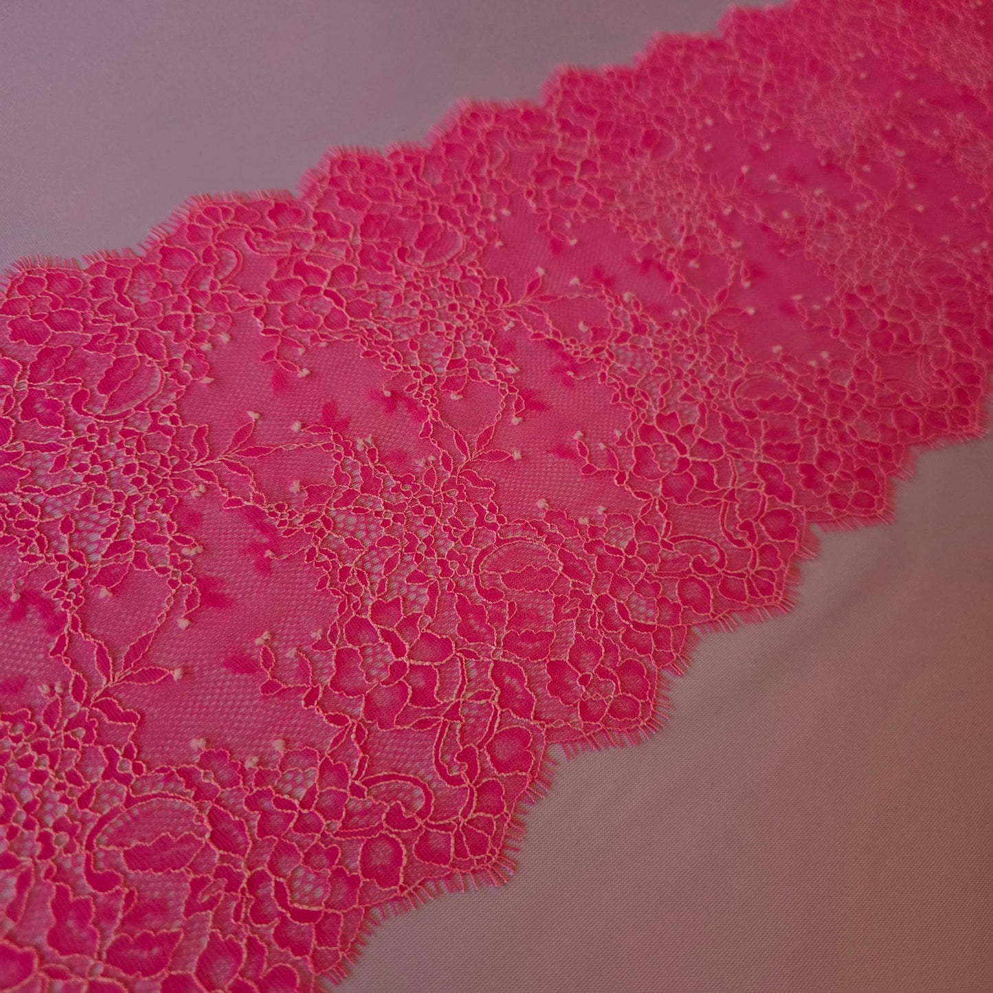 2026-1 fluor Barbie-roze stretchkant met wit contour draadje