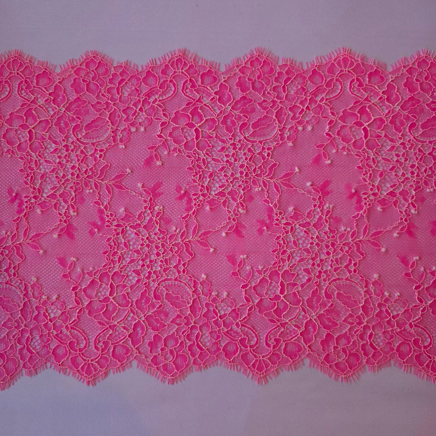 2026-1 fluor Barbie-roze stretchkant met wit contour draadje