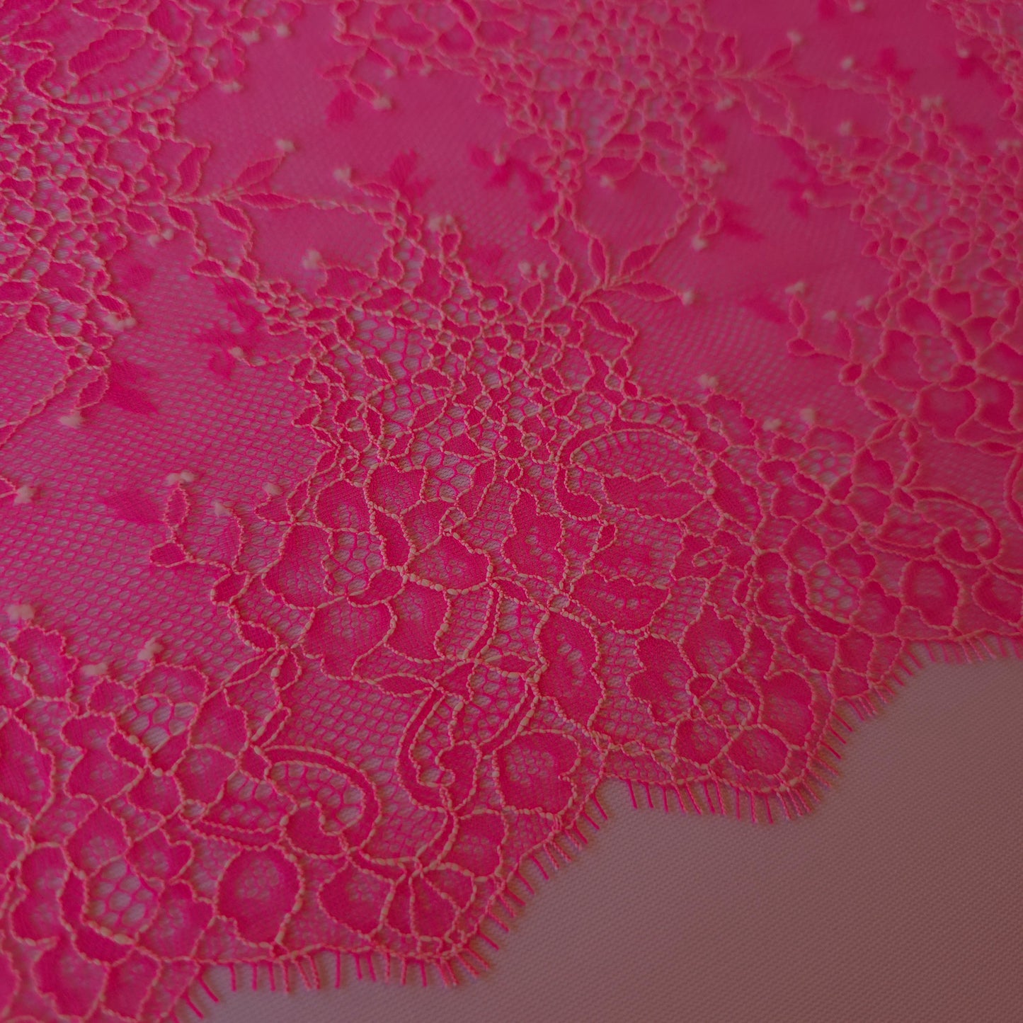 2026-1 fluor Barbie-roze stretchkant met wit contour draadje