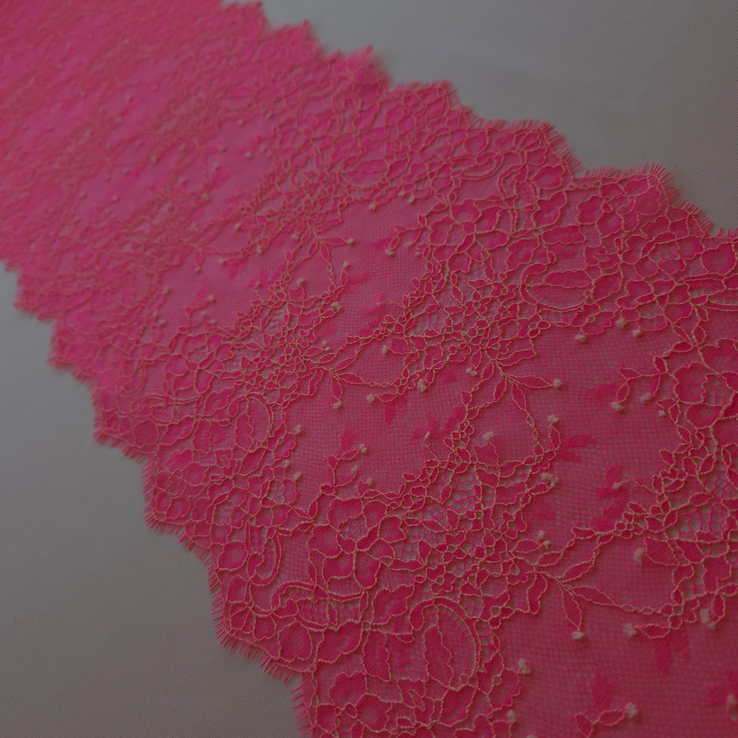 2026-1 fluor Barbie-roze stretchkant met wit contour draadje