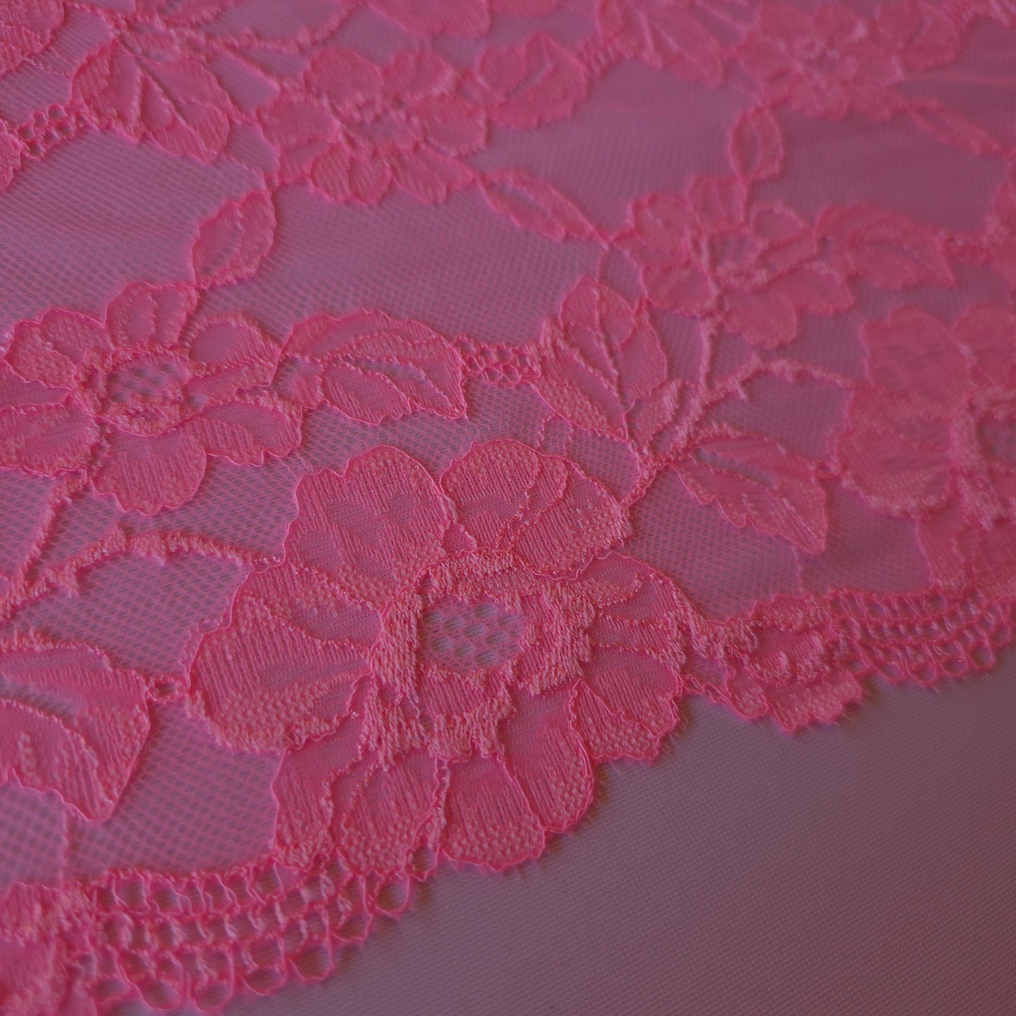 2026-4 Fluor baby roze stretchkant