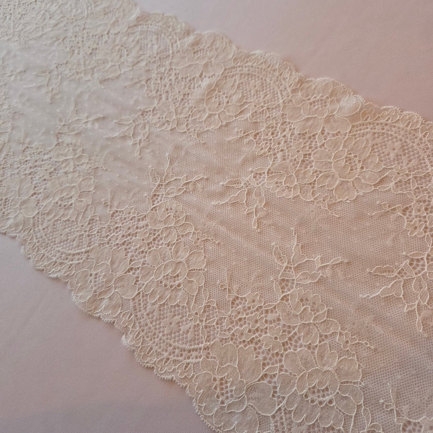 2026-6 roomwit stretchkant met rozen en polkadotje