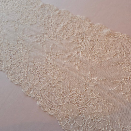 2026-6 roomwit stretchkant met rozen en polkadotje