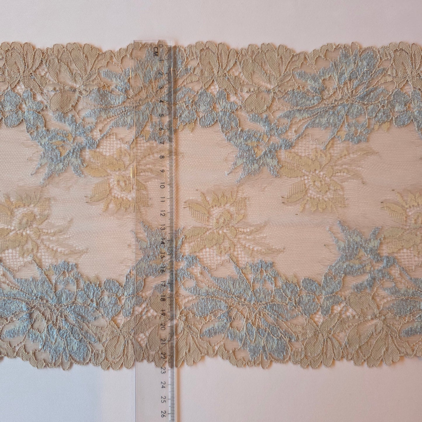 2026-8 taupe stretchkant met lavendelblauwe bloemen