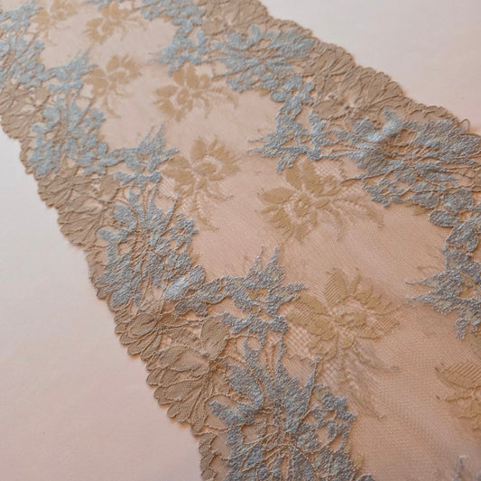 2026-8 taupe stretchkant met lavendelblauwe bloemen