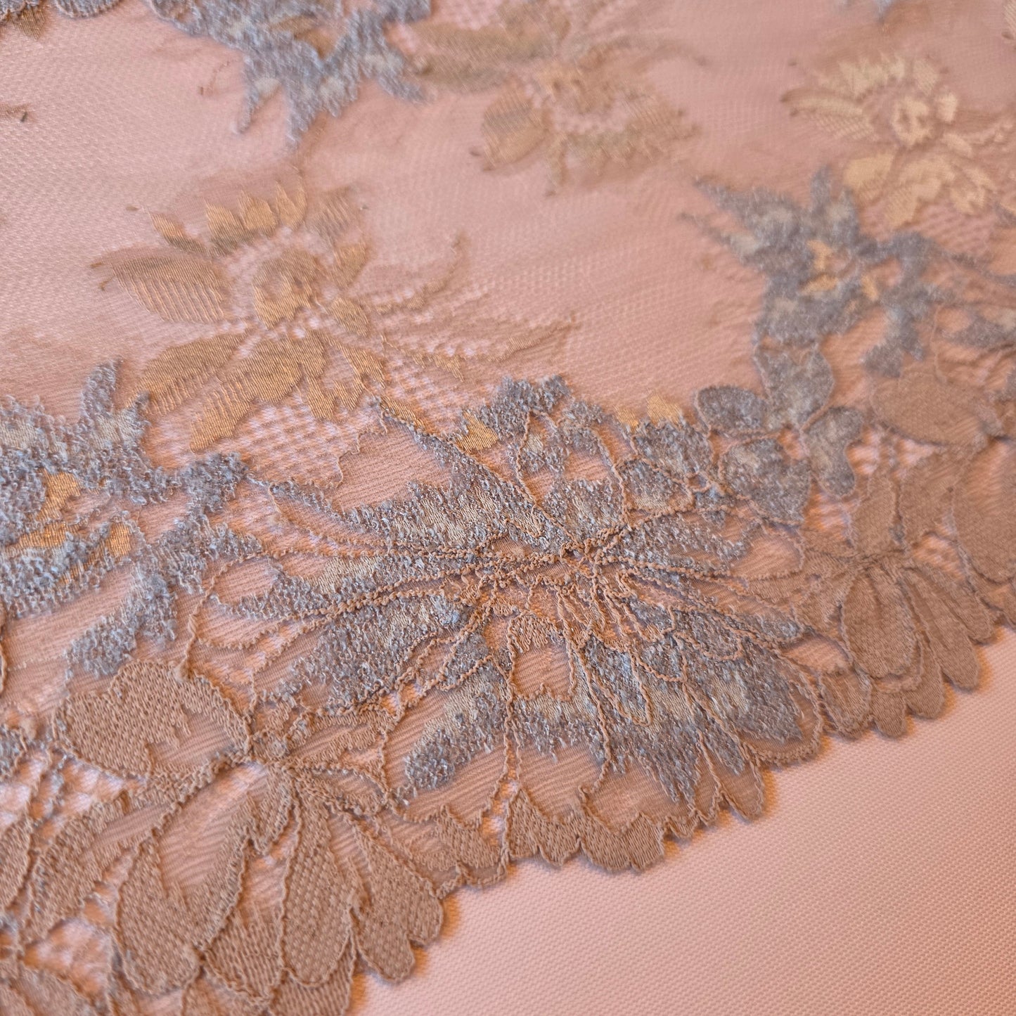 2026-8 taupe stretchkant met lavendelblauwe bloemen