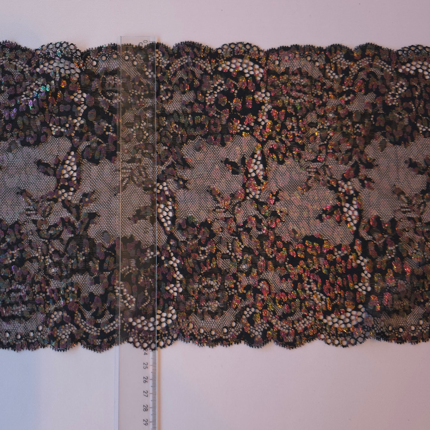 2026-10 zwart stretchkant met iriserende folieprint in panterprint design