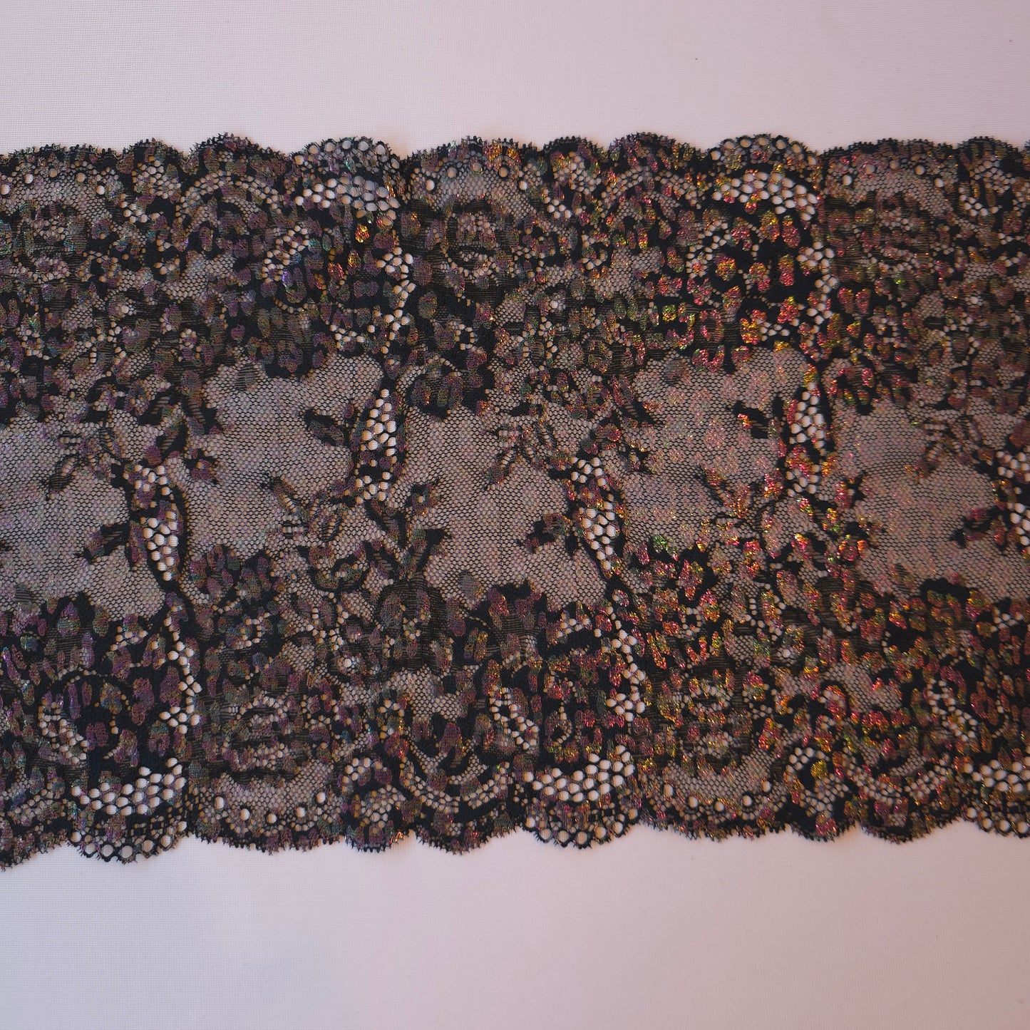 2026-10 zwart stretchkant met iriserende folieprint in panterprint design