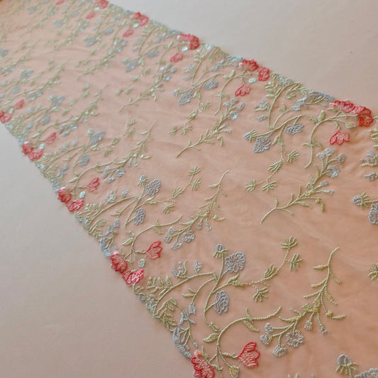 2026-11 lichtroze gegorduurd stretchkant met bloemetjes in lichtblauw en rozerood