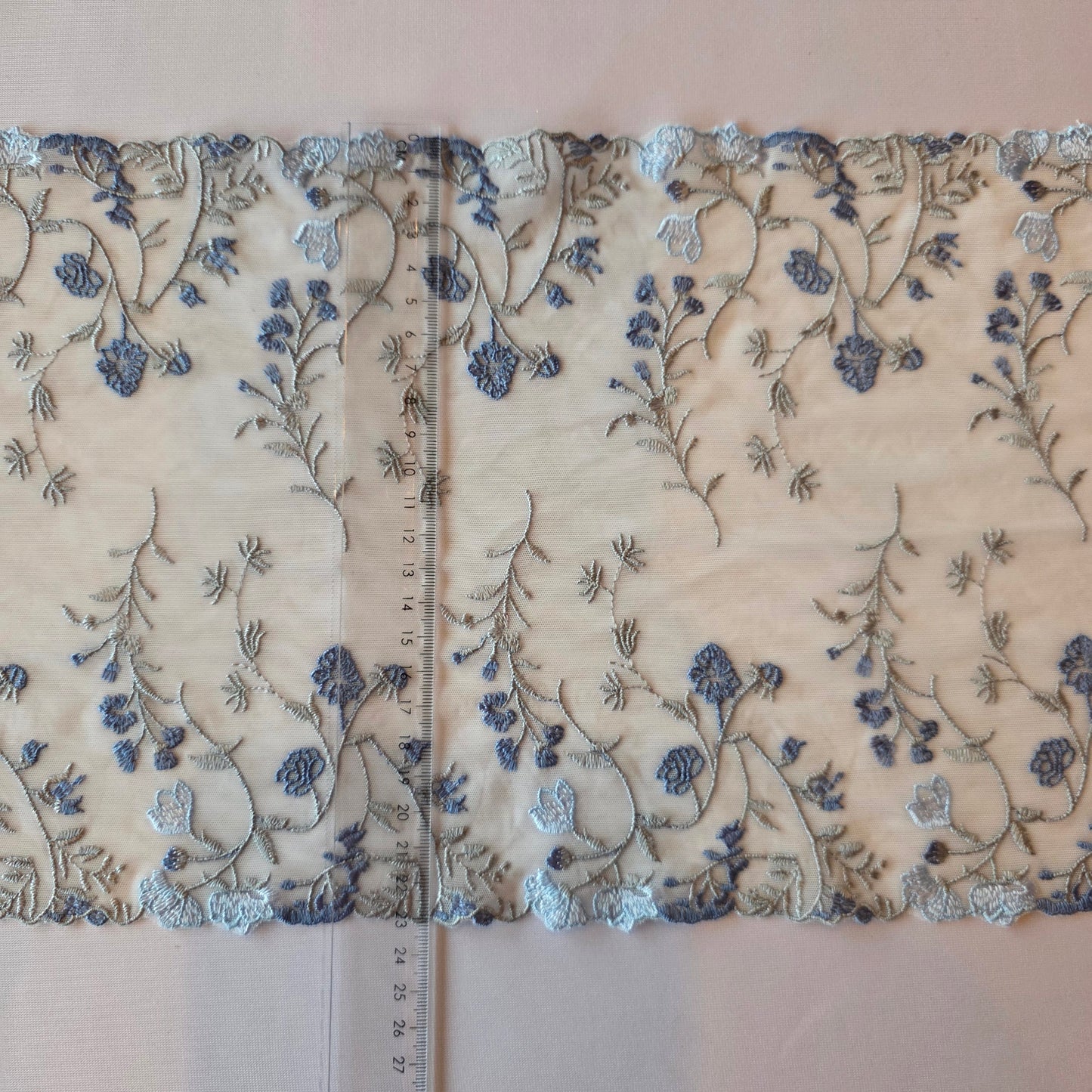2026-12 lichtblauw geborduurd stretchkant met bloemetjes in grijs en blauw
